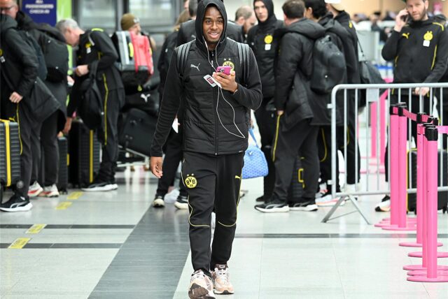 Jamie Gittens telefoniert.