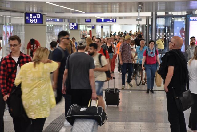 Eine große Menschenmenge am Dortmunder Hauptbahnhof.