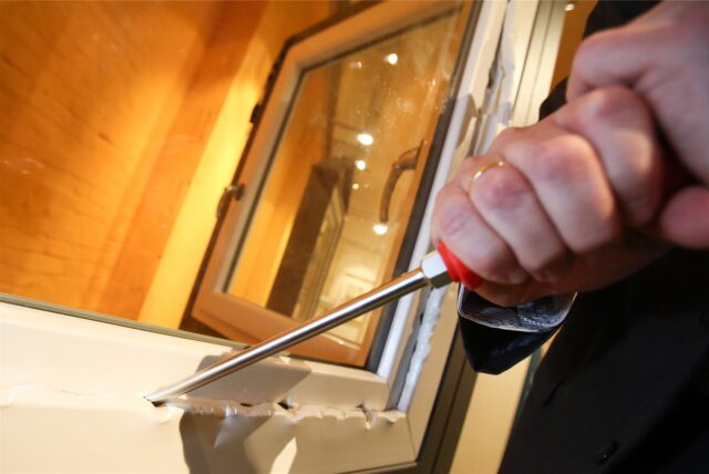 Täter hebelt mit Werkzeug Fenster auf