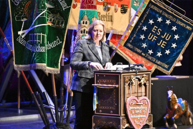 Bundestagspräsidentin Bärbel Bas steht auf der Bühne im Ruhrfestspielhaus an einem Pult mit Mikrofon.