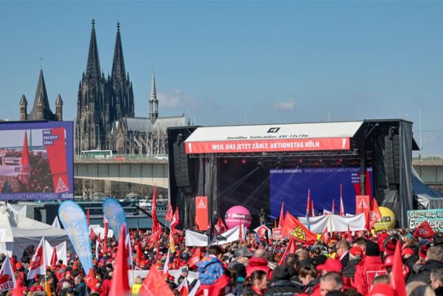 Viele Tausend Menschen sind in Köln auf die Straßen gegangen.