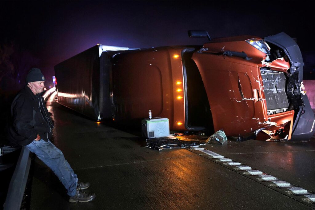 Lastwagen kippen in starken Stürmen in den USA um. 