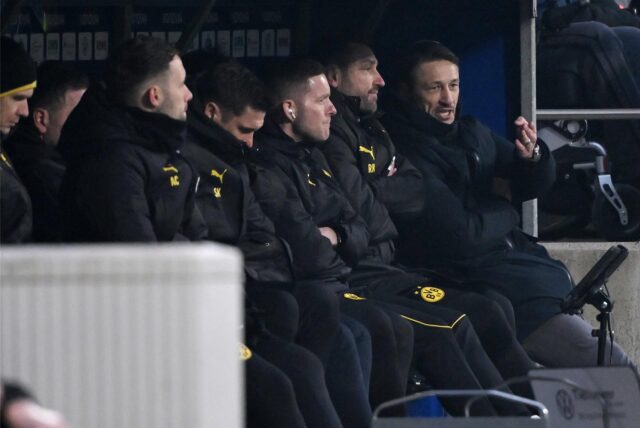 Niko Kovac und Sebastian Kehl sitzen auf der Bank.