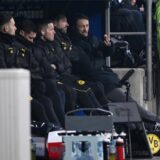 Niko Kovac und Sebastian Kehl sitzen auf der Bank.