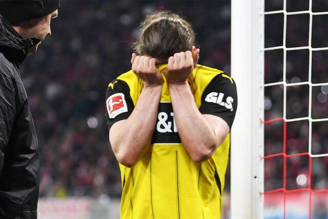 Marcel Sabitzer vergräbt sein Gesicht im Trikot.