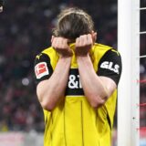 Marcel Sabitzer vergräbt sein Gesicht im Trikot.