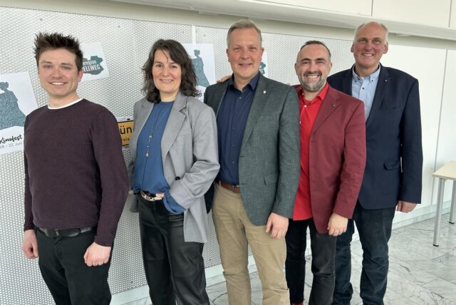 Vier Leute im Rathaus