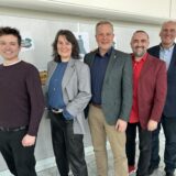 Vier Leute im Rathaus