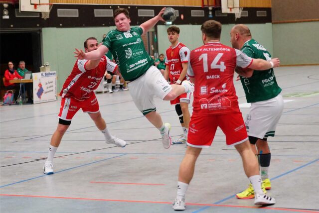 Jan Ferkinghoff wirft einen Handball.