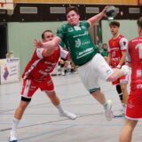 Jan Ferkinghoff wirft einen Handball.