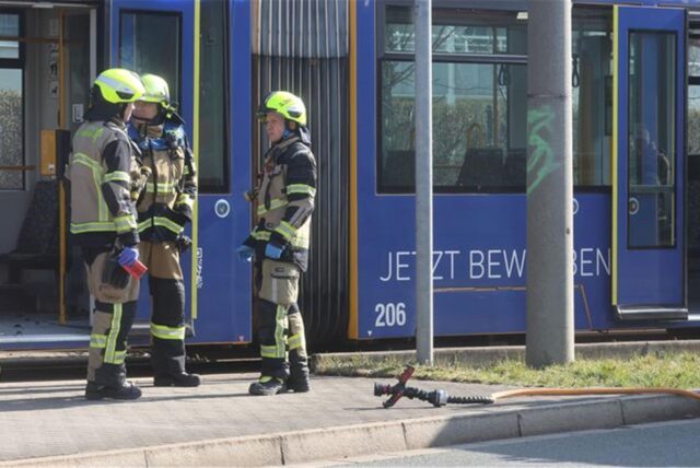 Einsatzkräfte von Polizei und Feuerwehr sind nach einem Brandanschlag in einer Straßenbahn im Einsatz.