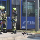 Einsatzkräfte von Polizei und Feuerwehr sind nach einem Brandanschlag in einer Straßenbahn im Einsatz.