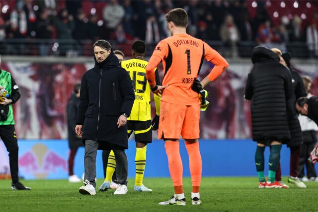 Niko Kovac geht über den Platz.