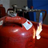 Eine Flamme an einer Gasflasche (Symbolbild).