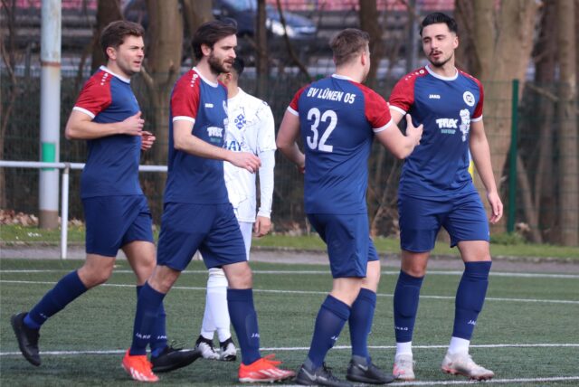 Spieler des BV Lünen klatschen sich ab.