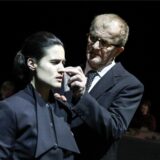 Eichmann (Torsten Bauer) wischt seiner Frau (Regina Leenders) eine Träne von der Wange.