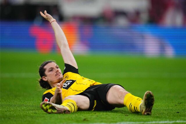 Marcel Sabitzer hebt die linke Hand.