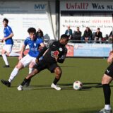 Serkan Gül (l.) vom VfL Kamen stellt hier Kemminghausens Japter Ogunsemore im Mittelfeld. Der VfL gewann das Duell mit 5:3.