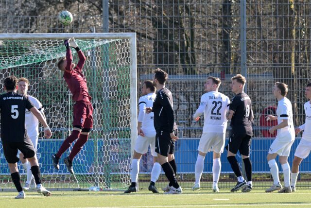 Marceau Adamsky versucht, einen Ball zu fangen.