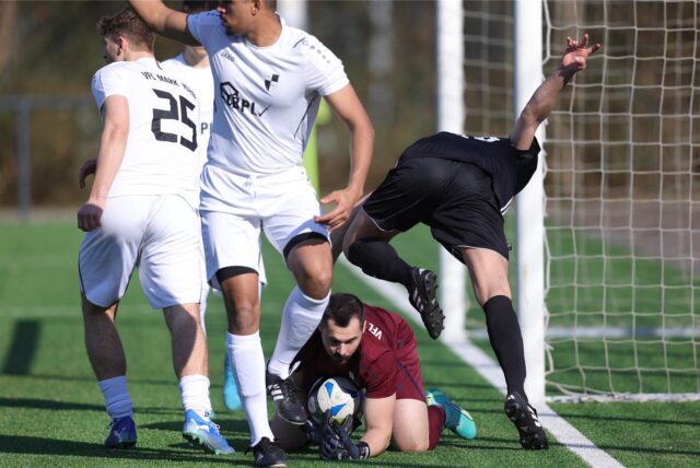 Ein Spieler von Eintracht Werne stolpert.