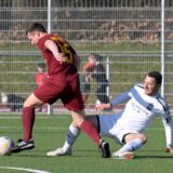 Ein Brackeler Spieler geht an Ibrahim Hyseni vorbei.