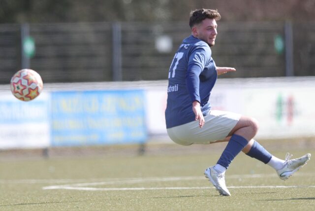 Leon Kastrati vom Werner SC II läuft über ein Fußballfeld und rutscht weg.