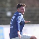 Leon Kastrati vom Werner SC II läuft über ein Fußballfeld und rutscht weg.