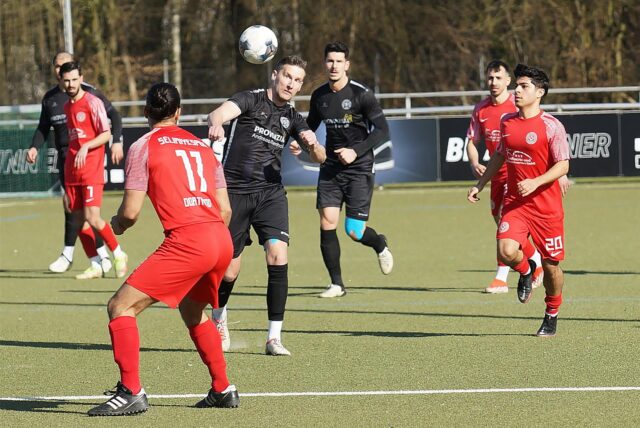 Stephen Mergardt beim Kopfball.