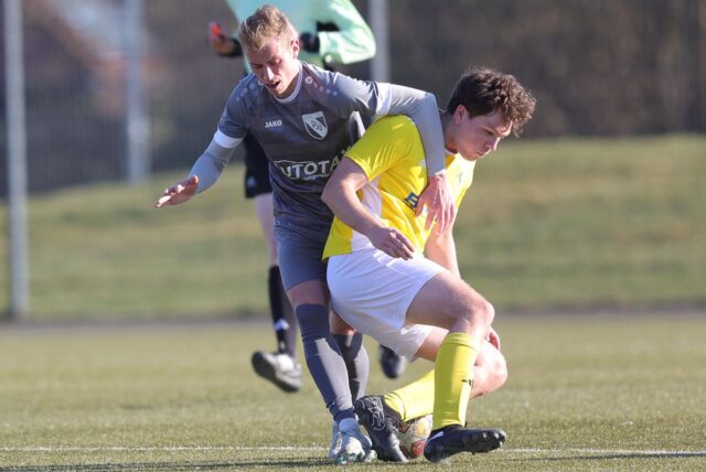 Ben Knappmann vom PSV Bork im Zweikampf mit einem Spieler des BSV Heeren.