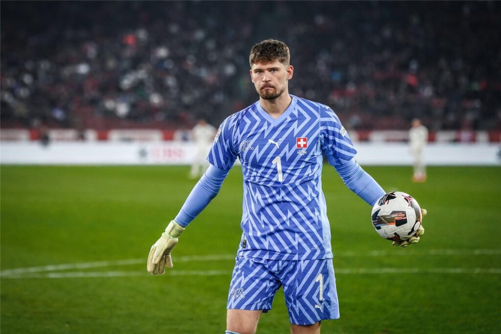 Gregor Kobel hält einen Ball in der Hand. Gregor Kobel hält einen Ball in der Hand.