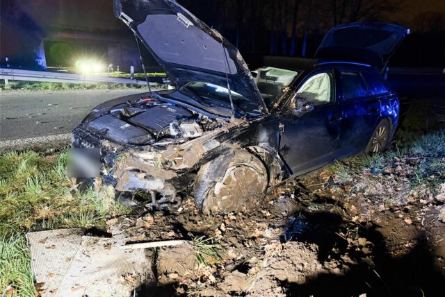 Das Wrack eines Audi steht mit geöffnetem Kofferraum-Deckel an der A2 bei Gladbeck.