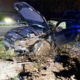 Das Wrack eines Audi steht mit geöffnetem Kofferraum-Deckel an der A2 bei Gladbeck.