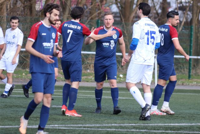 Spieler des BV Lünen bejubeln einen Treffer.