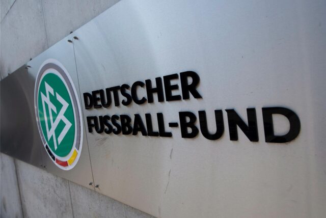 Das Logo und der Schriftzug des Deutschen Fußball-Bundes (DFB) an der DFB-Zentrale.