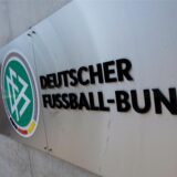 Das Logo und der Schriftzug des Deutschen Fußball-Bundes (DFB) an der DFB-Zentrale.