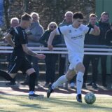 Jonas Allefeld dribbelt den Ball.