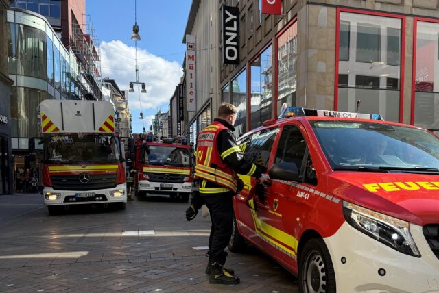 Die Feuerwehr Dortmund steht bei einem Einsatz auf dem Westenhellweg.