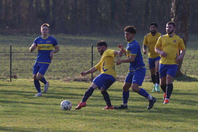 Spieler im Zweikampf.