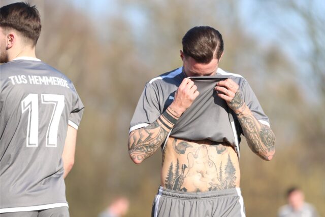 Ein Spieler des TuS Hemmerde zieht sein Trikot hoch.