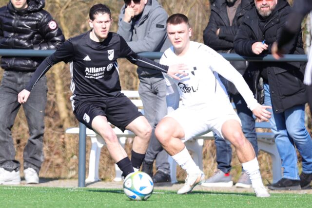 Berke Durgut von Eintracht Werne schirmt einen Gegenspieler vom VfL Mark ab.