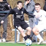Berke Durgut von Eintracht Werne schirmt einen Gegenspieler vom VfL Mark ab.