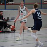 Meike Wohl dribbelt den Ball.