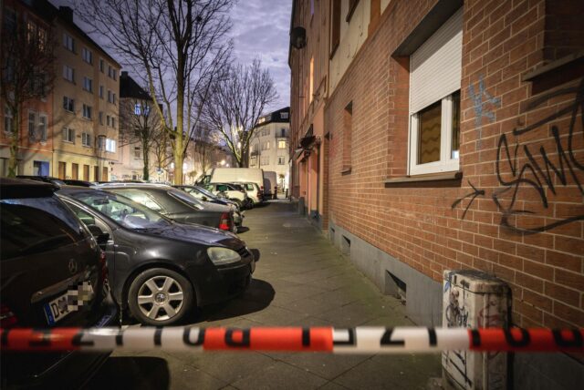 Eine Polizeiabsperrung an der Brunnenstraße in Dortmund. Dort kam es zu einer versuchten Tötung. Ein 28-Jähriger erlitt lebensgefährliche Verletzungen.