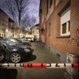 Eine Polizeiabsperrung an der Brunnenstraße in Dortmund. Dort kam es zu einer versuchten Tötung. Ein 28-Jähriger erlitt lebensgefährliche Verletzungen.
