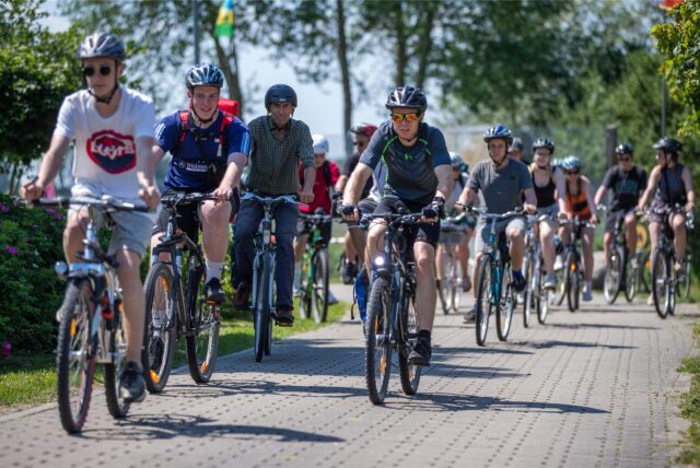 Radfahrer machen eine Tour.