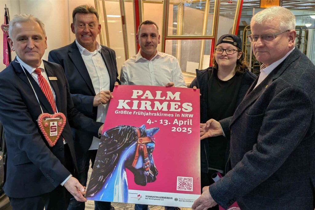 Ekkehard Grunwald, Preisträger Kai Gladisch, Oliver Boßle, Richard Abendroth und Guido Twachtmann präsentieren das diesjährige Plakat der Palmkirmes in Recklinghausen Ekkehard Grunwald, Preisträger Kai Gladisch, Oliver Boßle, Richard Abendroth und Guido Twachtmann präsentieren das diesjährige Plakat der Palmkirmes in Recklinghausen
