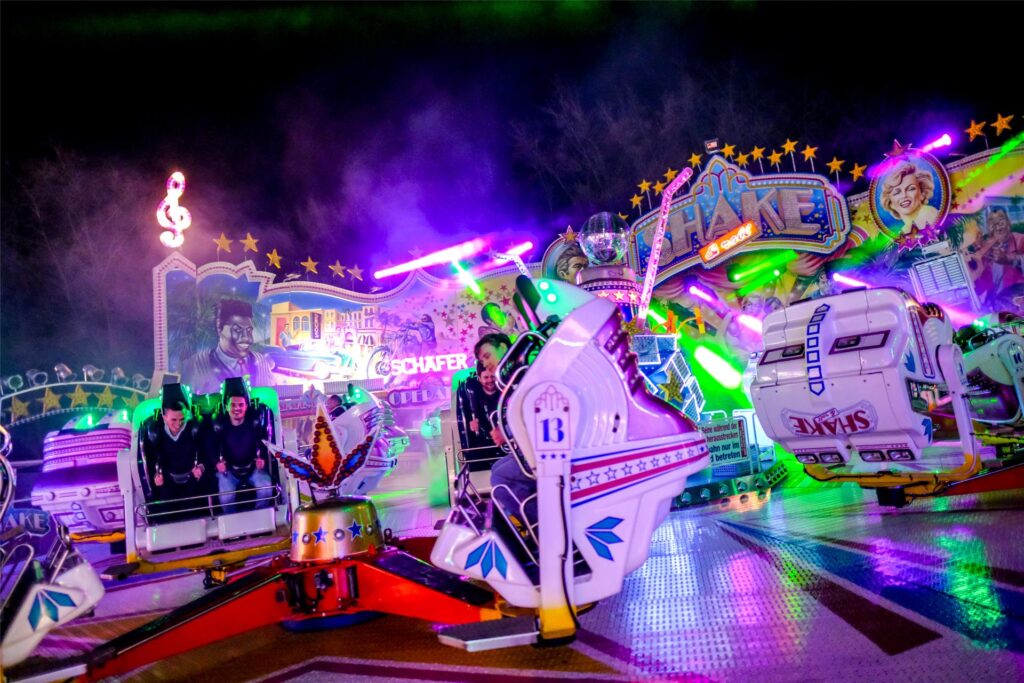 Das Fahrgeschäft „Shake & Roll“ auf der Palmkirmes in Recklinghausen Das Fahrgeschäft „Shake & Roll“ auf der Palmkirmes in Recklinghausen