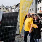 Die Gruppe Local Zero Schwerte steht auf dem Marktplatz in Schwerte.
