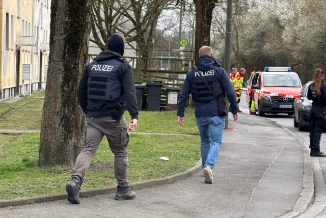 Polizisten am Einsatzort in Scharnhorst. Ein 70-Jähriger kam durch einen Schuss aus einer Polizeiwaffe ums Leben.