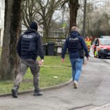 Polizisten am Einsatzort in Scharnhorst. Ein 70-Jähriger kam durch einen Schuss aus einer Polizeiwaffe ums Leben.